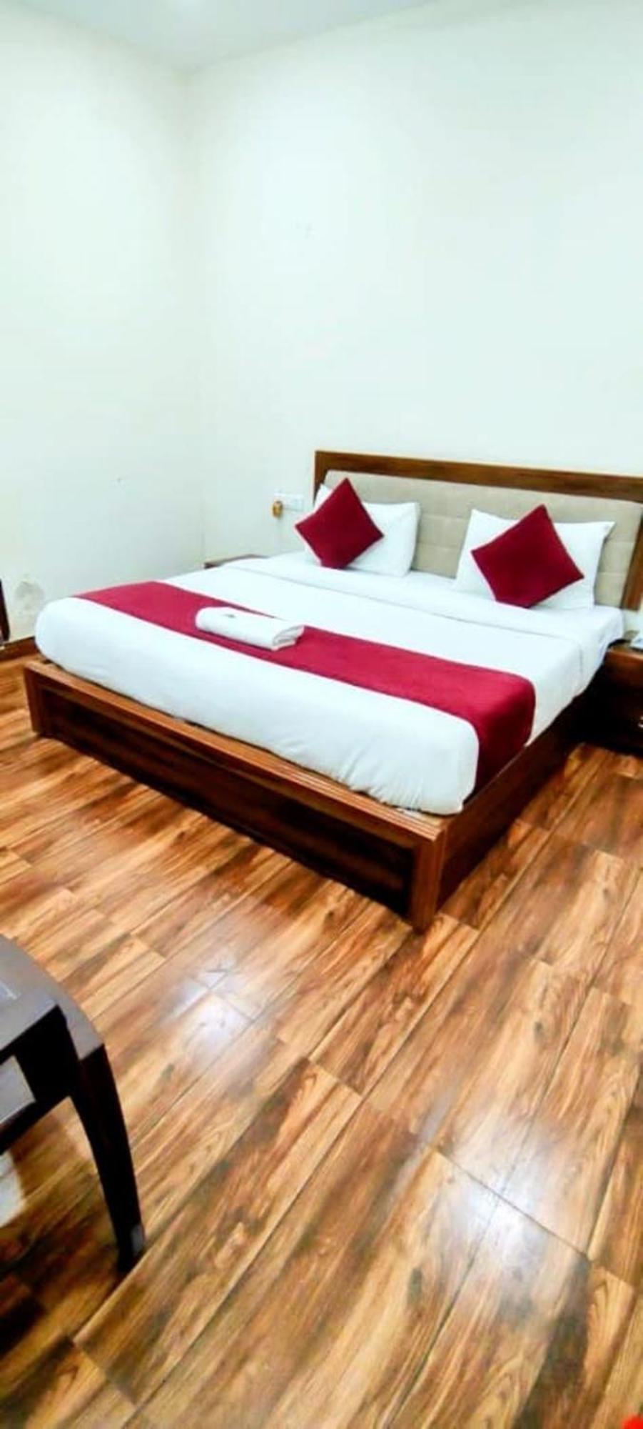 Hotel B Near Aiims Hospital 4*
